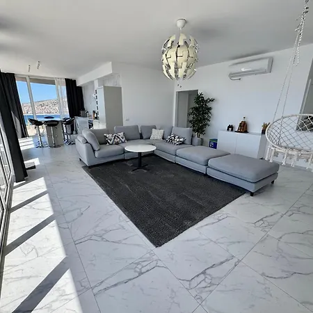 Penthouse Paulina *