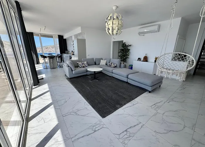 Penthouse Paulina *